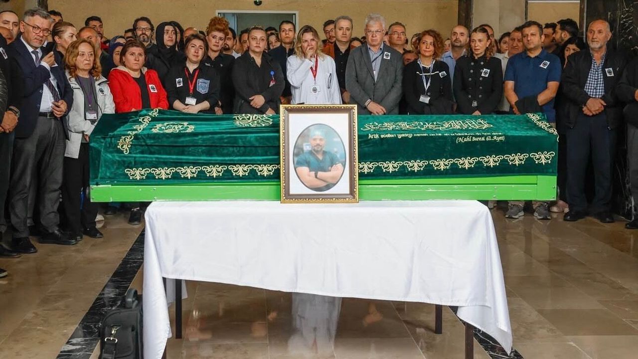 37 Yaşındaki Beyin Cerrahı Yunus Emre Durmuş Gözyaşlarıyla Uğurlandı