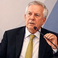Aziz Yıldırım Kimdir? Hayatı, Eğitimi ve Spor Yöneticiliği Kariyeri