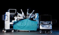 Robot destekli katarakt ameliyatı insanlarda ilk kez denendi