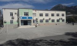 Anamur’da Ortaokulda Silahlı Saldırı: Müdür Ender Kara Ağır Yaralı