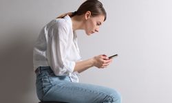 Uzun süre telefona bakanlarda kalıcı postür riski