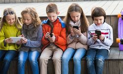 13 yaşından önce telefona dikkat: Uzmanlar uyardı, uyku bozukluğu ve depresyon riski artıyor