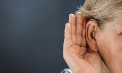 Sessizce İlerliyor: Yaşa Bağlı İşitme Kaybı Konuşmayı Zorlaştırıyor