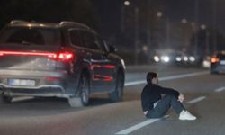 Trabzon’da Ana Yolda Şaşırtan Olay: Kadın Yol Ortasında Oturdu