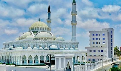 Somali'de kubbelerini sadece Türklerin yapabildiği camiye çok sayıda ziyaretçi geliyor