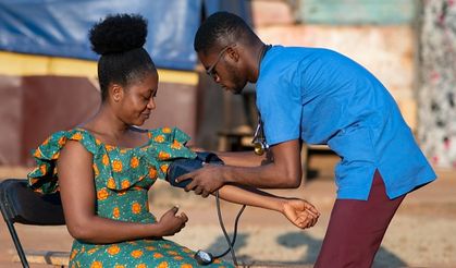 DSÖ'nün eğittiği uzmanlar Afrika'da aşı uygulaması yapıyor