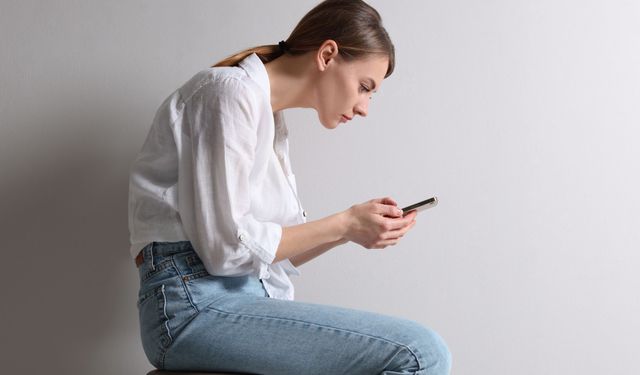 Uzun süre telefona bakanlarda kalıcı postür riski