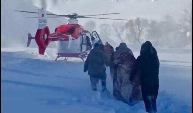 Sağlık Bakanı Prof. Dr. Kemal Memişoğlu duyurdu: Şemdinli’de 8 aylık hamile kadın helikopter ambulansla hastaneye ulaştı