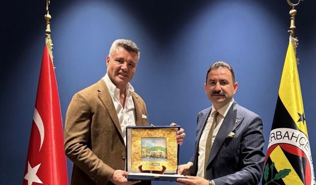 Yeşilay Kadıköy Şubesi Başkanı Muhammed Ali Temel’den Sadettin Saran’a Plaket