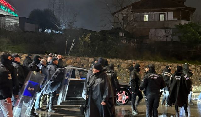 Kocaeli’de Trabzonspor Başkanı Ertuğrul Doğan’ın Aracına Saldırı