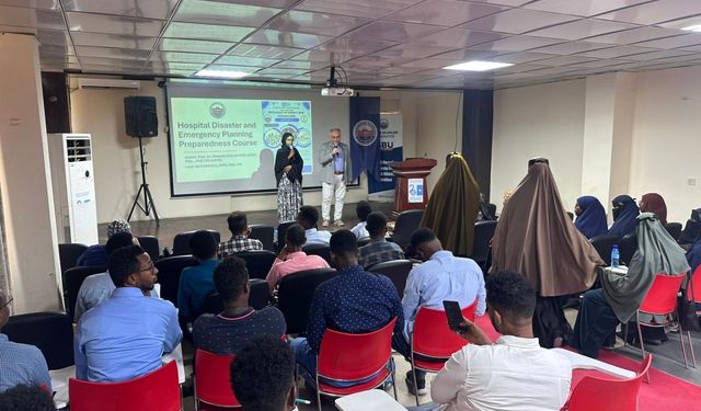 Mogadişu’da 15 Hastaneden 30 Personele SBÜ İmzalı Afet Eğitimi