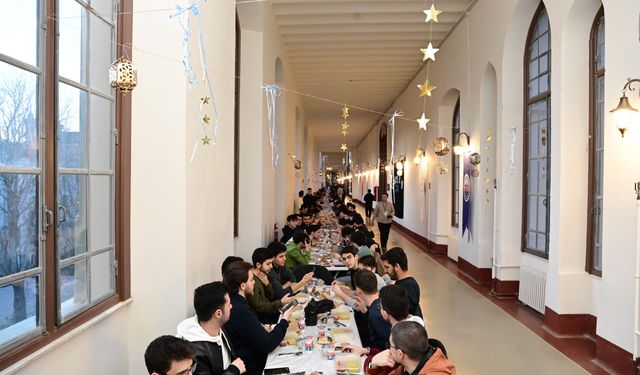 Genç Mekteb-i Tıbbiyeliler‘den 3000 Kişiye İftar