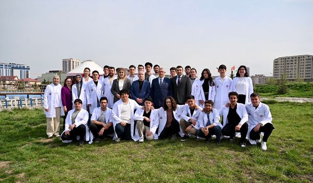 Manas’ta Tarihi Buluşma: Tıp Öğrencileri Rektörlerle Aynı Ekranda