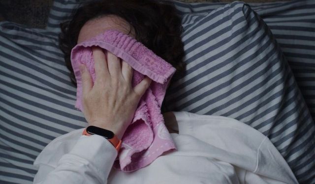 Gece Terlemesi Neden Olur? Belirtileri, Nedenleri ve Ne Zaman Önemli Olduğu