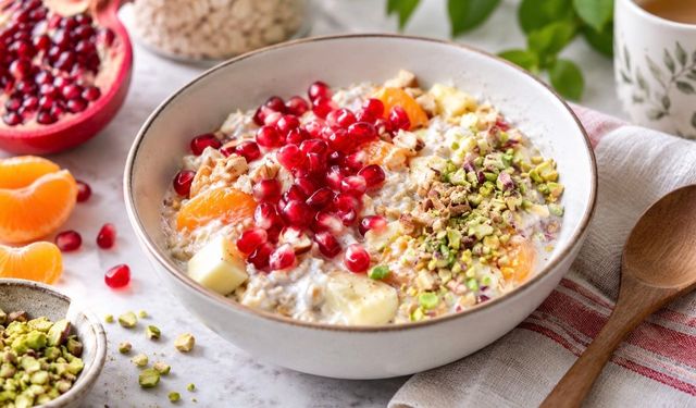 Sabahları Tok Kalmak İsteyenlere: 5 Dakikada Yoğurtlu Yulaf Tarifi
