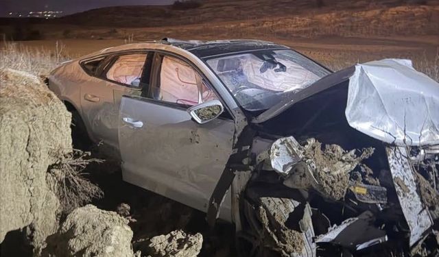 Kıbrıs Dikmen’de Otomobil Takla Atarak Tarlaya Uçtu: Sürücü Kurtuldu