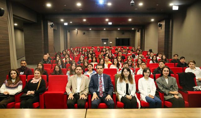 İl Sağlık Müdürü Kurtcebe, “Ankara Sağlık Kariyer Buluşması”nda Öğrencilerle Bir Araya Geldi