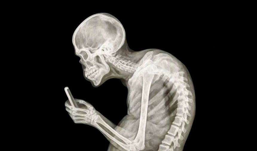 Akıllı Telefon Duruşu Boynu Zorluyor: Uzmanlar Uyarıyor