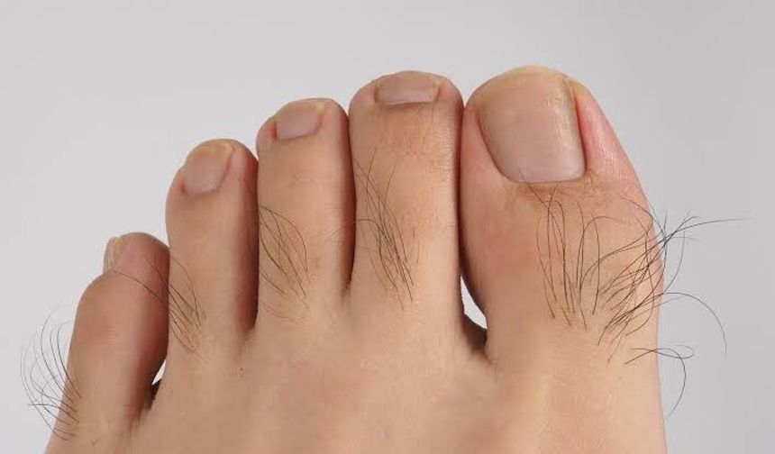 Ayak Parmaklarındaki Kıllar Ne Anlatıyor? Uzmanlara Göre Metabolizma ve Dolaşımın Sessiz İşareti