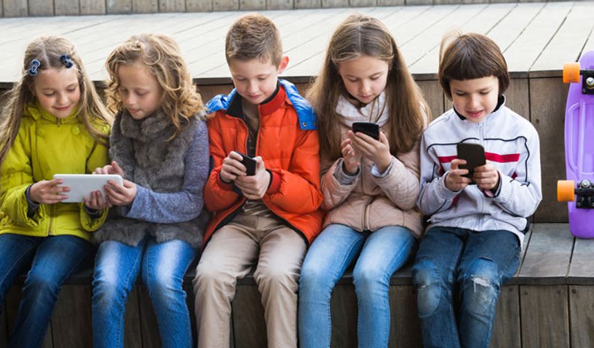 Okullarda akıllı telefon alarmı: Ergenler ders saatinde ekranda, uzmanlar uyarıyor