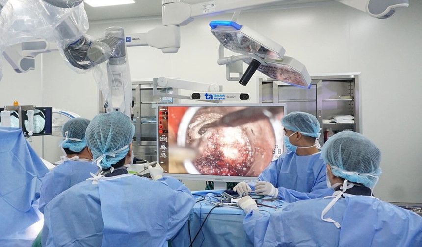 Emekli Öğretmen, Öğrencisinin Yaptığı Ameliyatla Yeniden Görmeye Başladı