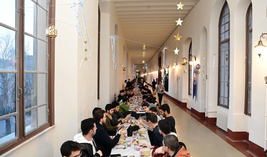 Genç Mekteb-i Tıbbiyeliler‘den 2500 Kişiye İftar