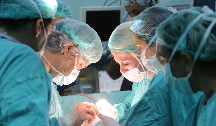 Prof. Dr. Ömer ve Prof. Dr. Özlenen Özkan’dan Umuda Dokunuş: Otobüs Kazasında Kopan Uzuvlar Dikildi