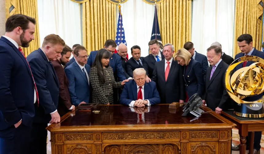 Trump’ın İşi Duaya Kaldı: İran’da Sıkışan Süper Gücün Yeni Stratejisi