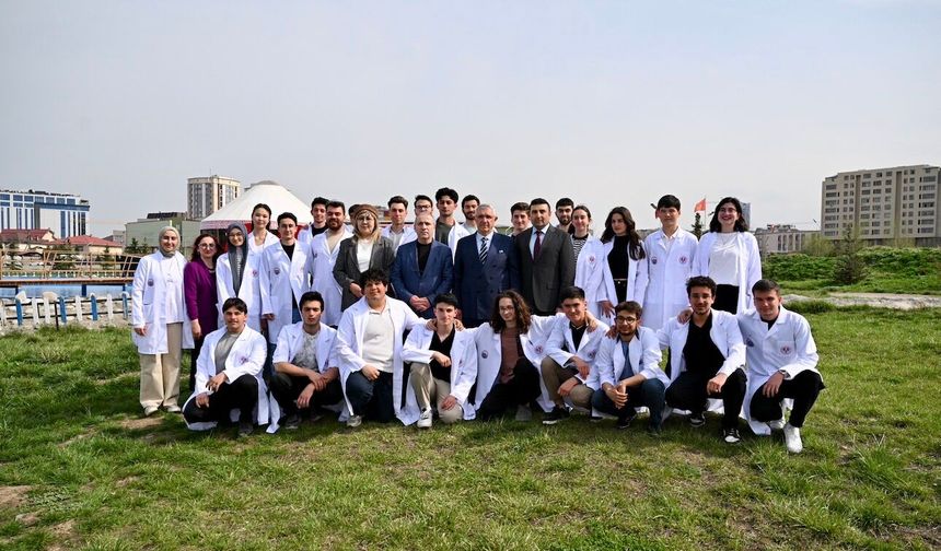 Manas’ta Tarihi Buluşma: Tıp Öğrencileri Rektörlerle Aynı Ekranda