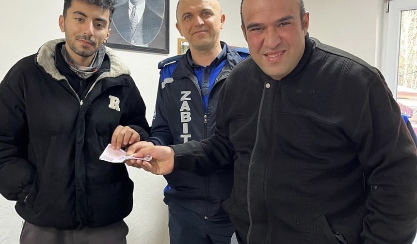 Merzifon’da Temizlik İşçisi Bulduğu 2 Bin TL’yi Sahibine Ulaştırdı