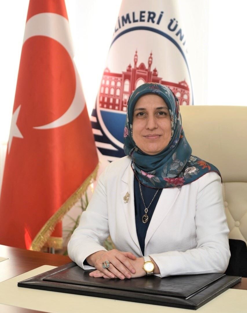 Doç. Dr. Şemsi Nur Karabela Kimdir? Eğitimi, Uzmanlığı ve Akademik Kariyeri