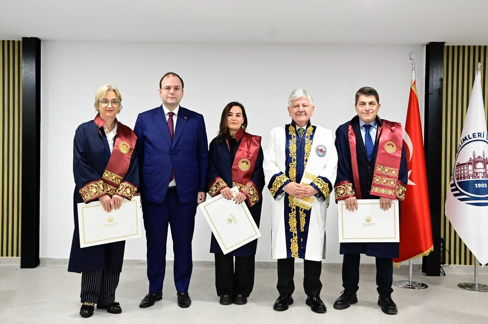 Sağlık Bilimleri Üniversitesi (SBÜ) Yedikule Göğüs Hastalıkları ve Göğüs Cerrahisi ile Erenköy Ruh ve Sinir Hastalıkları Eğitim ve Araştırma Hastaneleri bünyesinde görev yapan akademisyenler için “Akademik Yükselme ve Belge Takdim Töreni” düzenlendi.-1