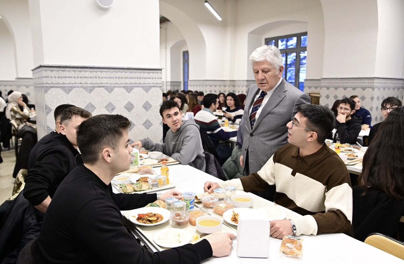 Rektör Kemalettin Aydın, İranlı öğrencilerle iftarda buluştu.-1