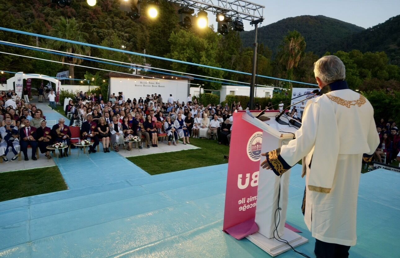 Sağlık Bilimleri Üniversitesi İzmir Tıp Fakültesi ilk mezunlarını verdi. 47 genç hekim düzenlenen törenle diplomalarını alarak sağlık ordusuna katıldı.