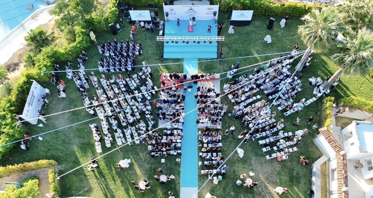 Sağlık Bilimleri Üniversitesi İzmir Tıp Fakültesi ilk mezunlarını verdi. 47 genç hekim düzenlenen törenle diplomalarını alarak sağlık ordusuna katıldı.-1