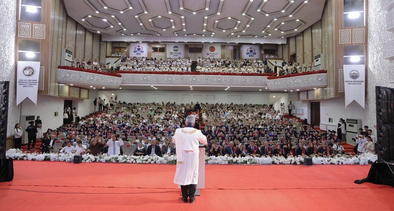 Sağlık Bilimleri Üniversitesi Buhara Külliyesinde Mezuniyet Heyecanı: 168 Sağlık Profesyoneli Mezun Oldu-1