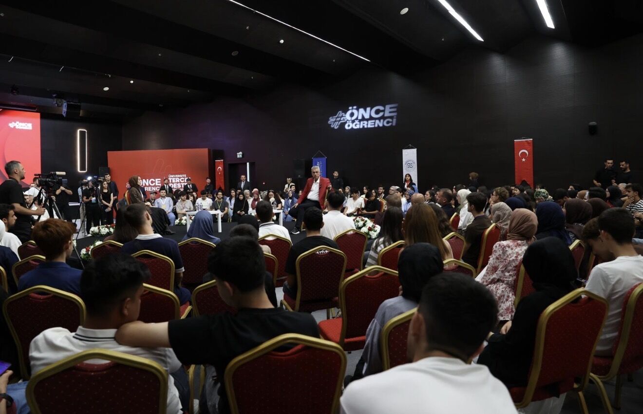 Sağlık Bakanı Memişoğlu’ndan Gençlere: “Makamları Değil, İdeallerinizi Hedefleyin”-1