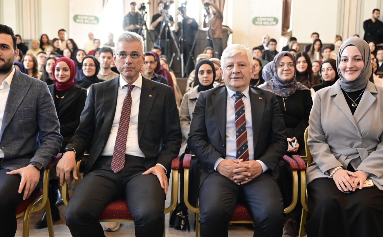 Bakan Memişoğlu SBÜ’de Gençlerle Sağlığın Geleceğini Konuştu
